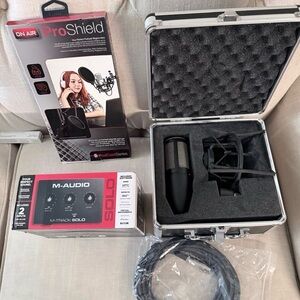 Amazon Portable Audio Kit with Black and Silver Microphone